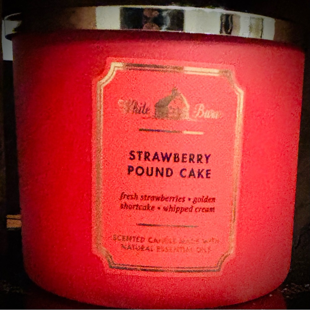 White Barn Strawberry Pound Cake 3-Wick Candle